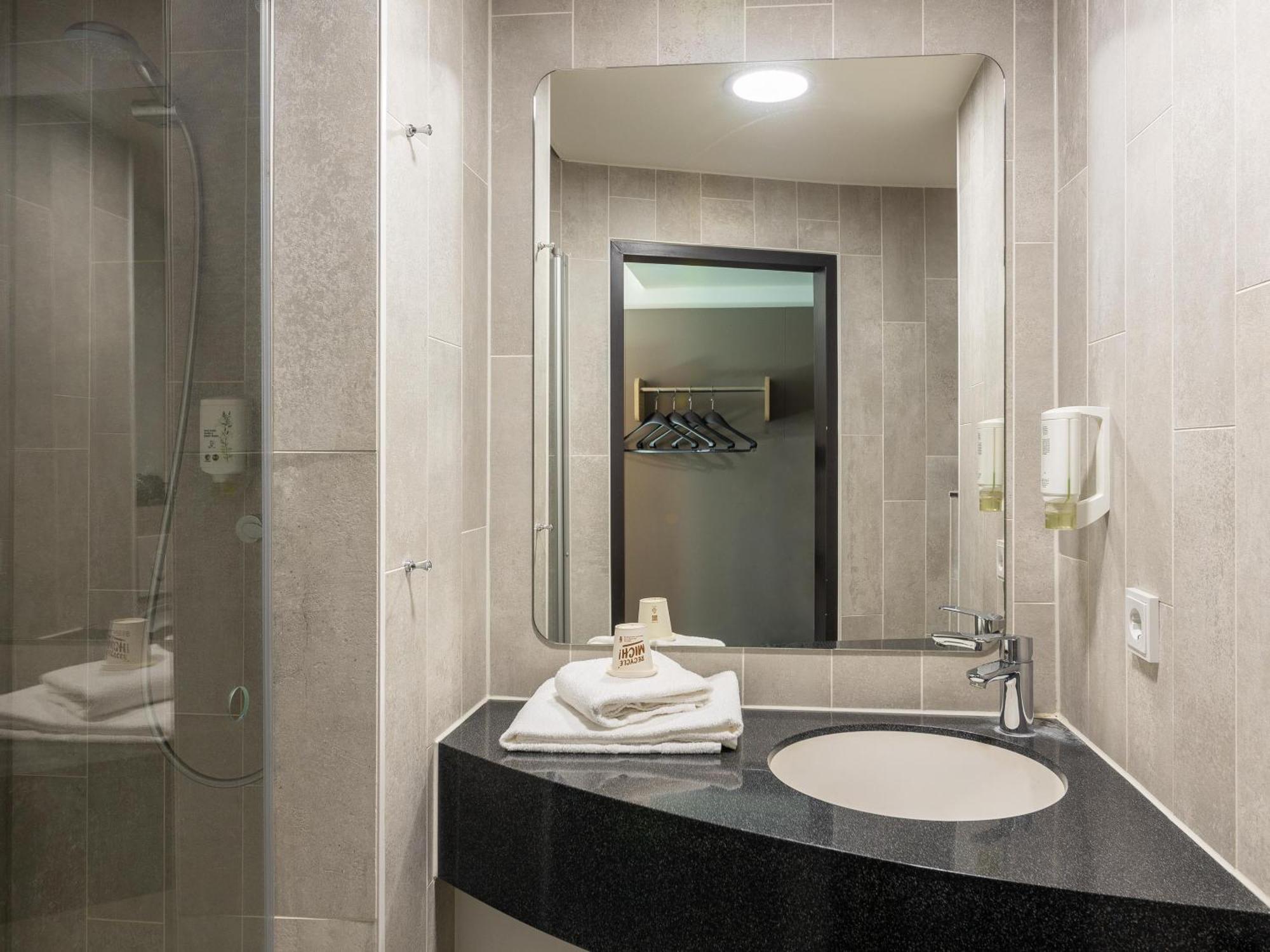 B&B Hotel Duesseldorf-Mitte Bagian luar foto